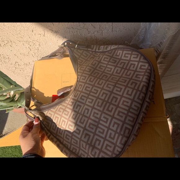 Givenchy - Picture 5 of 8